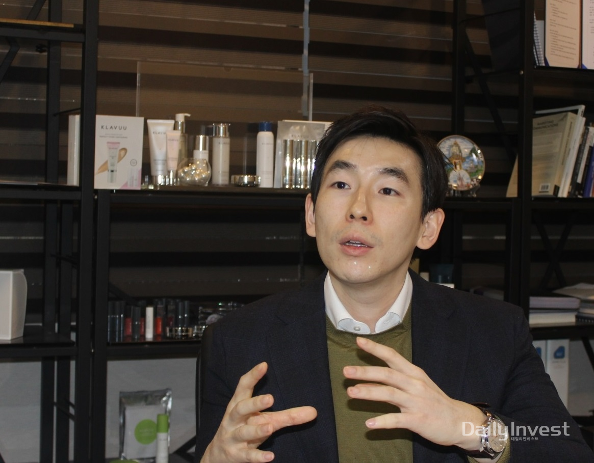 ​김현배 베케이코리아 대표가 지난 31일 서울 명동 본사에서 [데일리인베스트]와 인터뷰를 갖고 진주 콘셉트 화장품 브랜드 '클라뷰'에 대해 설명하고 있다.​