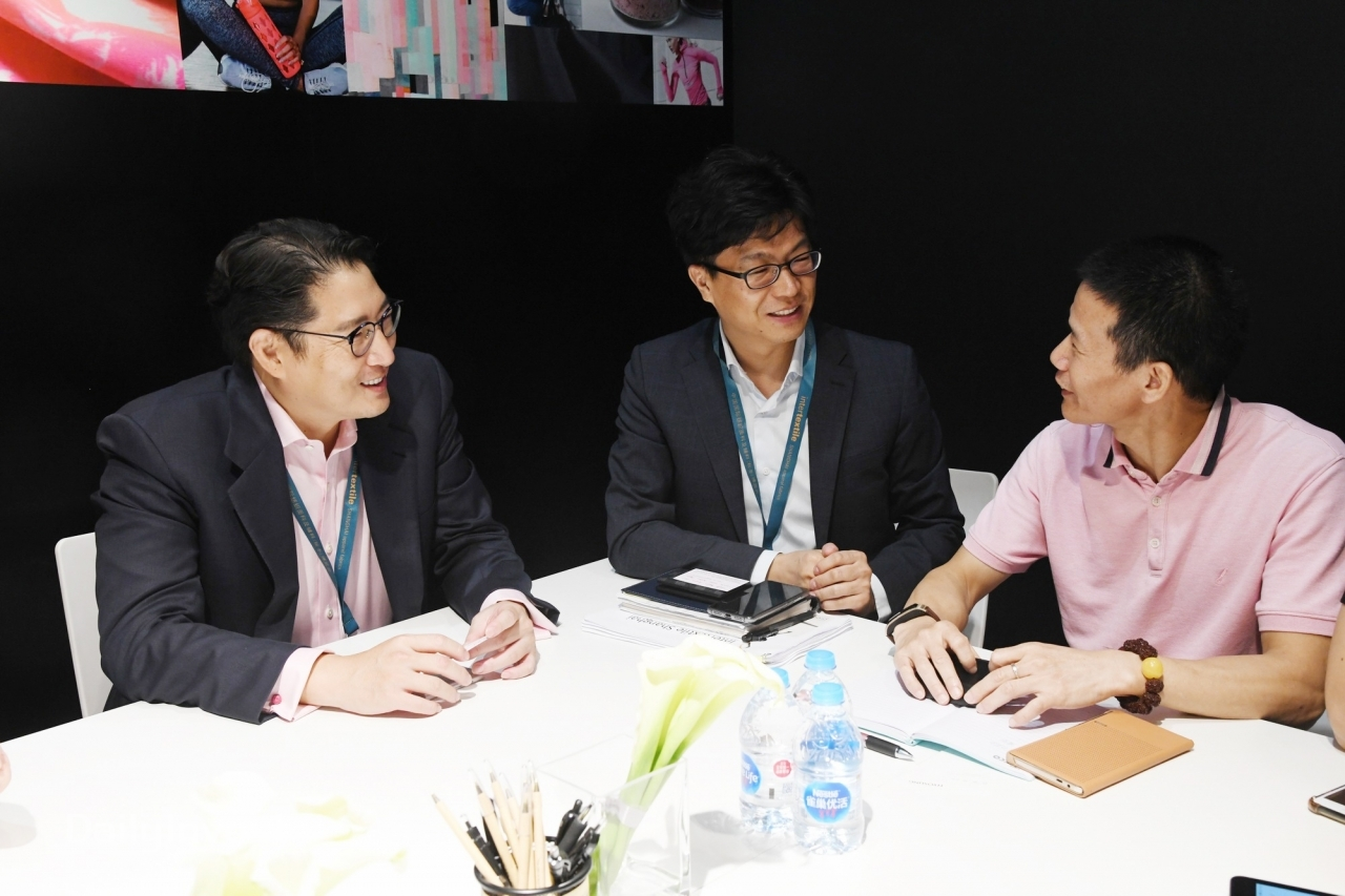 조현준 회장은 마니폼, 안타, 이션 등 중국 의류시장 1, 2위 브랜드 관계자를 만나 협력방안을 논의하고 있다.