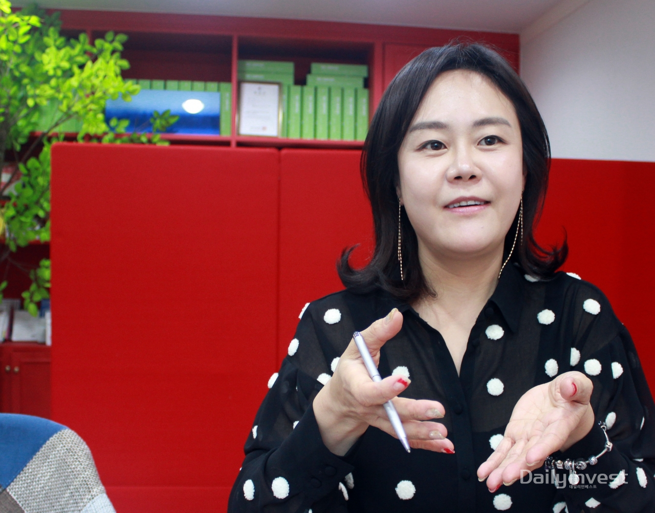 (주)예스투탐 용미진 대표가 지난 3일 서울 강남구 청담동 본사에서 데일리인베스트와 인터뷰를 갖고 향후 사업계획에 대해 설명하고 있다.