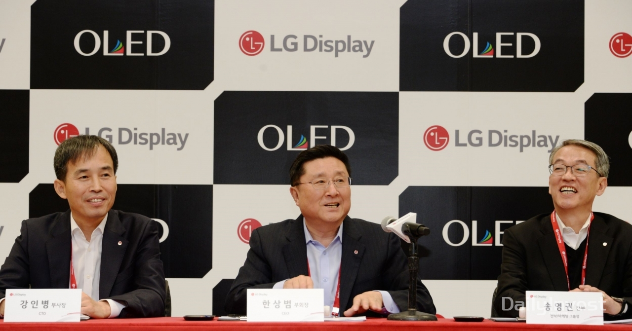 (왼쪽부터)CTO 강인병 부사장, CEO 한상범 부회장, 전략마케팅그룹장 송영권 전무.