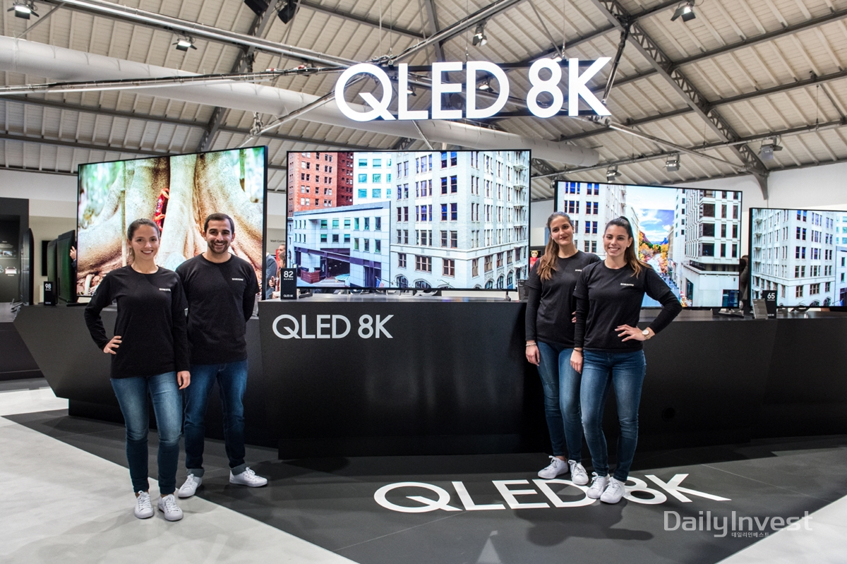삼성전자가 전 세계 주요 거래선과 미디어 3천여명을 대상으로 '삼성포럼 2019'를 개최한다. 삼성전자 모델들이 'QLED 8K 사이니지'를 소개하고 있다.