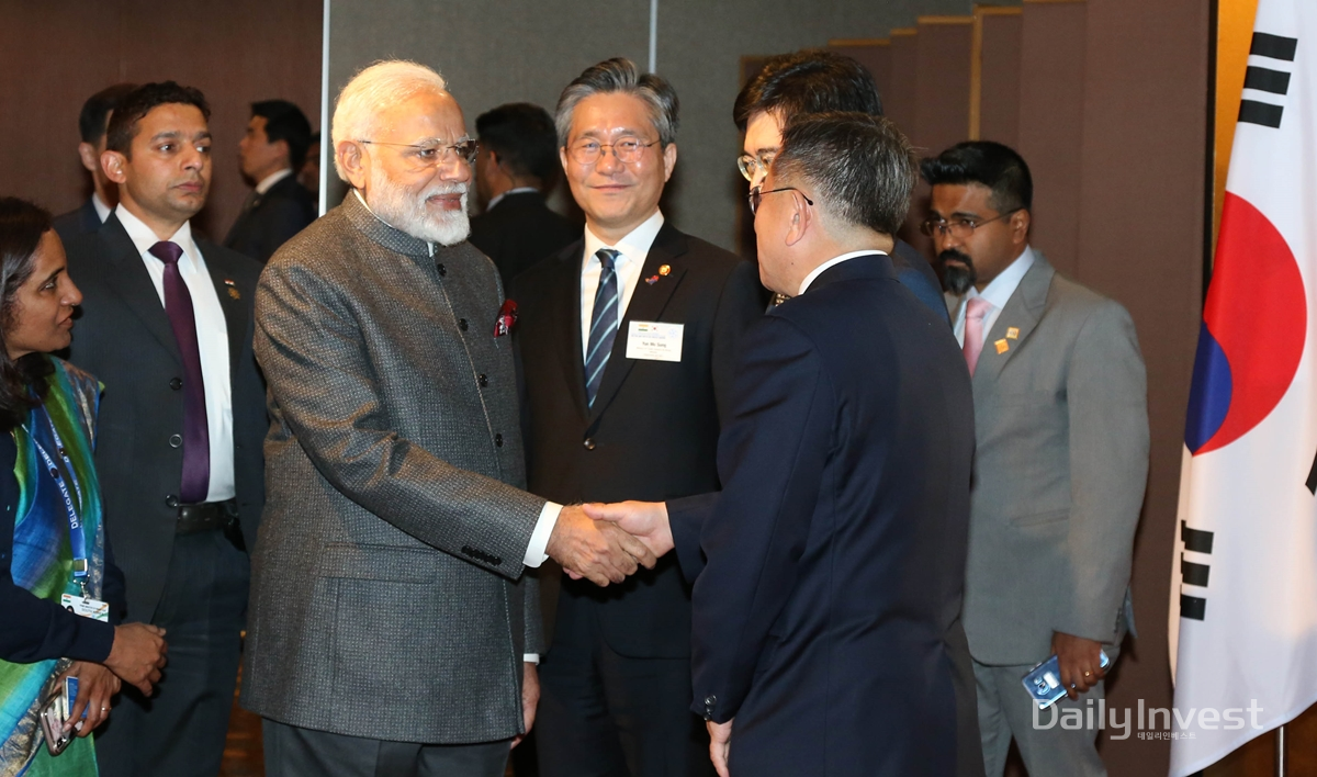 나렌드라 모디(Narendra Modi) 인도 총리(왼쪽)와 김준동 대한상의 상근부회장이 악수를 하고 있다.