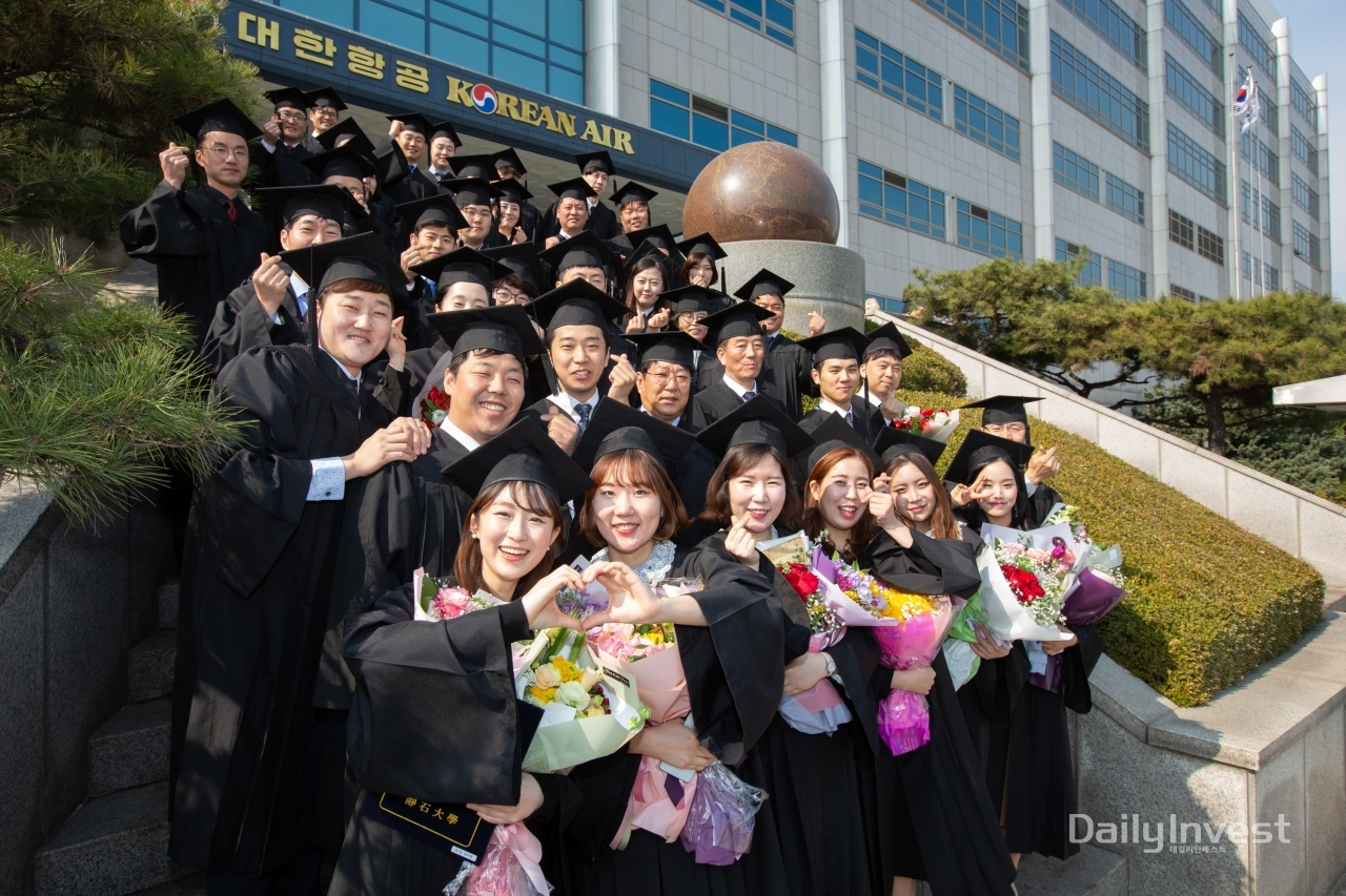 한진그룹 사내 기술대학인 정석대학이 지난 14일 서울 강서구 공항동 소재 대한항공 본사에서 제 18회 학위수여식을 가졌다. 정석대학은 이번 43명의 졸업생을 비롯해 2002년부터 올해까지 총 1,378명의 졸업생을 배출했다. 사진은 대한항공 본사 앞에서 졸업생들이 기념촬영을 하는 모습.