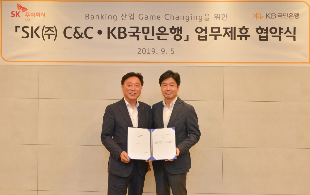 KB국민은행은 5일, 경기도 판교 SK㈜ C&C 클라우드 데이터센터에서 SK㈜ C&C와 전략적 협력을 위한 업무협약을 체결했다. (왼쪽부터)이우열 KB국민은행 IT그룹 대표, 이기열 SK㈜ C&C Digital 총괄.
