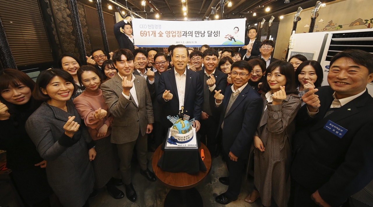 지난 19일 김도진 IBK기업은행장이 군산지역 지점 직원들과 함께 기념사진을 찍고 있는 모습.