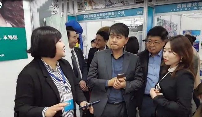 중국 선양 전시회에 참가한 본헤나 최미영 대표(왼쪽]가 바이어들에게 본헤나를 설명하고 있다.