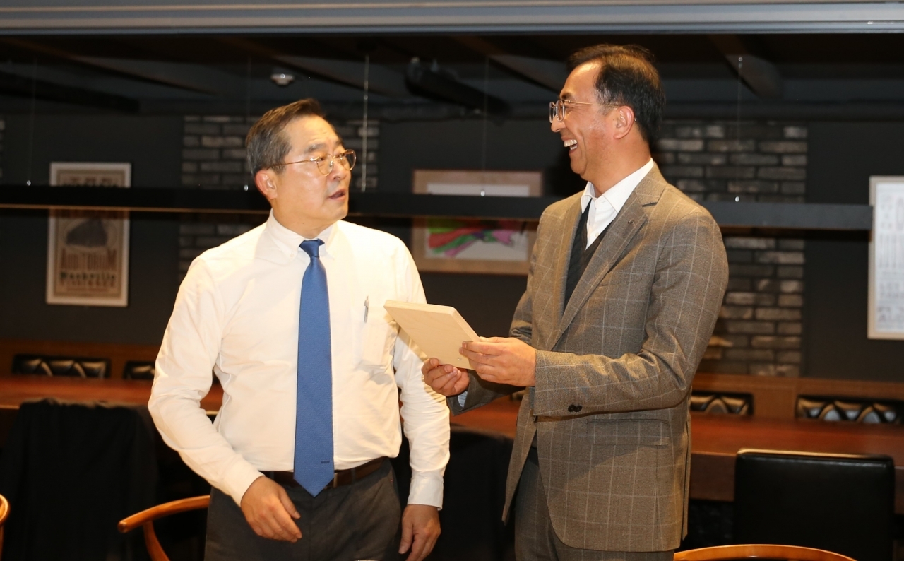 6일, 구자열 LS그룹 회장(왼쪽)이 신규 임원이 된 LS전선 박현호 이사(LSCI법인장)에게 기념액자를 선물하고 있다.