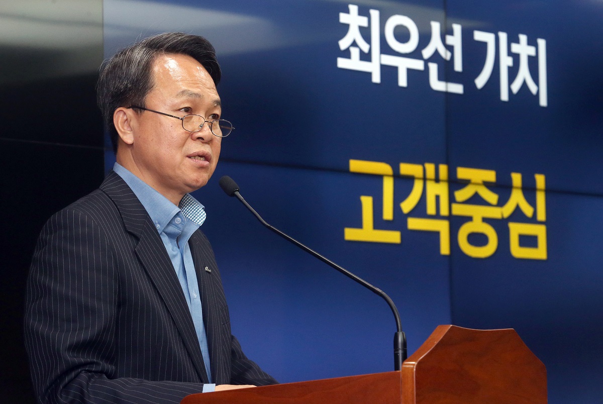 지난 7일 서울 중구 소재 신한은행 본점에서 개최된 ‘2020 상반기 경영전략회의’에서 진옥동 은행장이 ‘고객중심’ 경영전략을 설명하는 모습.