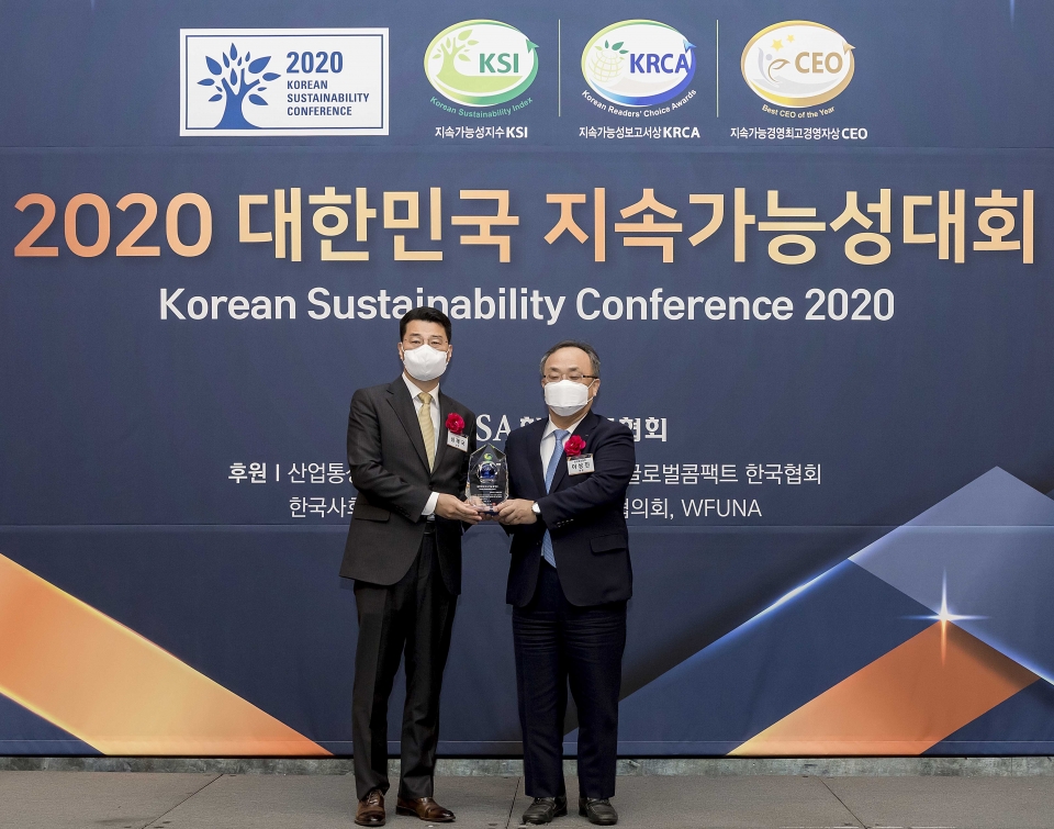 (왼쪽부터)심재국 KCC 총무인사총괄 상무, 이상진 한국표준협회 회장이 16일 서울 소공동 롯데호텔에서 열린 ‘2020 대한민국 지속가능성대회’에서 기념 촬영을 하고 있다