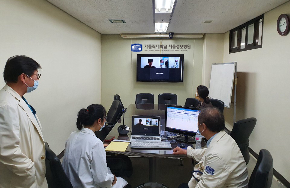 현대건설 해외 근무자에게 서울성모병원 의료진이 원격 건강상담 서비스를 제공하고 있다.