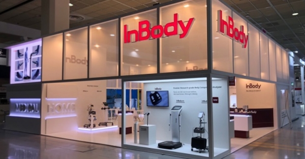 전자의료기기 전문기업 인바디는 최근 인터넷 쇼핑몰에서 가정용 체성분분석기 ‘인바디 체중계’가 인기몰이를 하면서 주가 또한 상승세를 타고 있어 주목된다. 사진은 지난 18일 KIMES2021(국제 의료기기&병원설비 전시회) 현장에 마련한 '인바디 오픈 스튜디오'. [사진 출처= 인바디 홈페이지 캡처]