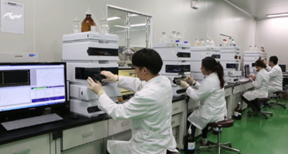 건강기능식품 전문기업 노바렉스는 올해 1분기 매출과 영업이익에서 분기 최대 실적을 올리며 어닝 서프라이즈를 기록했다. 1분기 어닝 서프라이즈와 하반기 실적 성장 전망에 힘입어 다시 반등의 동력을 얻을 수 있을지 주목된다. 사진은 노바렉스 연구원들이 일반 성분시험을 하고 있다. [사진 출처= 노바렉스]