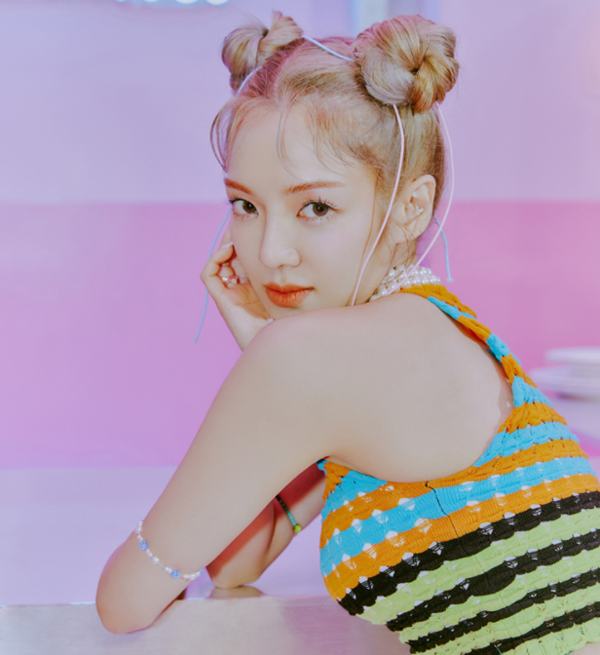 글로벌 엔터테인먼트 기업 에스엠은 지분 매각설에 대한 기대감으로 주가가 연일 강세를 보이며 신고가 행진을 이어 가고 있다. 치열한 에스엠 지분 인수전으로 주가가 신고가 행진을 계속 이어갈 수 있을지 주목된다. 사진은 에스엠이 지난 4일 공개한 효연의 신곡 ‘Second’ 티저 이미지. [사진 출처= 에스엠]