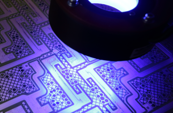 연성회로기판(FPCB) 전문기업 비에이치는 올해 2분기 매출액이 1623억원으로 전년 동기대비 53% 증가했다. 영업이익은 10억원 손실로 적자가 56%나 축소됐다. 증권사들의 하반기 실적개선 전망에 힘입어  주가가 다시 연중 최고가를 넘어서 계속 상승할 수 있을지 주목된다. 사진은 비에이치의 연성회로기판(FPCB). [사진 출처= 비에이치]