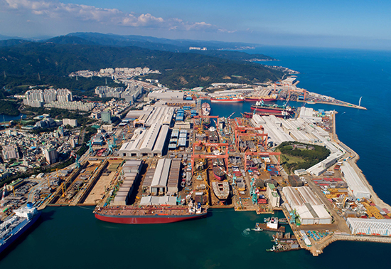 세계 1위 조선업체인 현대중공업이 기업공개(IPO)를 앞두고 글로벌 조선산업의 패러다임 변화를 이끌어갈 미래 청사진을 제시했다. 사진은 울산 현대중공업 조선소. [사진출처=현대중공업 홈페이지]