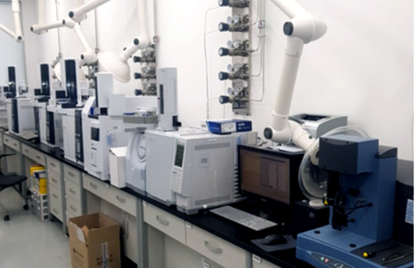 2차전지 소재 기업 천보는 올해 2분기 매출액이 604억원으로 전년 동기보다 79%나 증가했다. 영업이익 또한 96억원으로 52% 늘어났다. 2분기에 양호한 실적 성장을 달성한 셈이다. 하반기 실적 성장 전망에 힘입어 주가가 신고가 행진을 계속 이어 갈 수 있을지 주목된다. 사진은 천보 연구소의 보유분석 설비. [사진 출처= 천보]