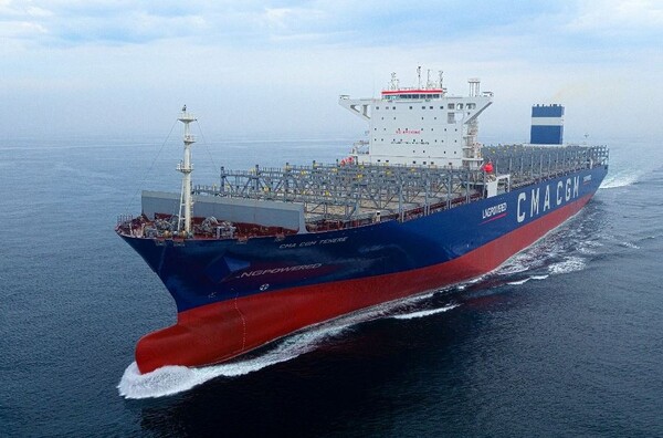 한국조선해양은 최근 중동 소재 선사와 11만4000톤급 대형 PC선 4척에 대한 건조계약을 체결했다고 25일 밝혔다. 사진은 현대삼호중공업이 세계 최초로 건조해 지난해 9월 인도한 LNG 추진 초대형 컨테이너선의 시운전 모습. [사진제공=한국조선해양]