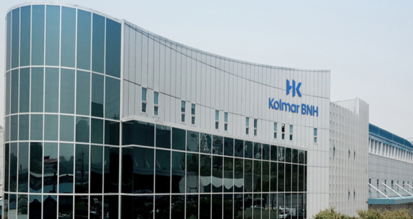 건강기능식품 ODM(제조사 개발생산)기업 콜마비앤에이치는 올해 2분기 매출액이 1465억원으로 전년 동기대비 16% 감소했다. 영업이익은 229억원으로 35.2%나 줄었다. 코로나19로 인한 영업활동 부진 때문이다. 코로나19로 인한 실적 부진에서 벗어나 내리막 주가가 언제쯤 다시 반등할 수 있을지 주목된다. 사진은 콜마비앤에이치의 세종 사업장. [사진 출처= 콜마비앤에이치]