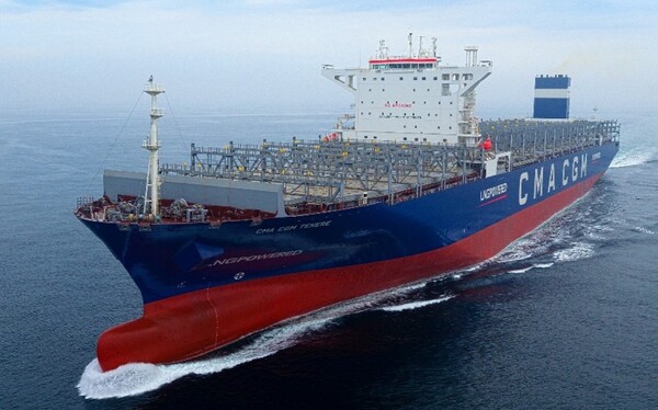 한국조선해양은 최근 유럽 소재 선사와 2000TEU급 컨테이너선 10척에 대한 건조계약을 체결했다고 23일 밝혔다. 현대삼호중공업이 세계 최초로 건조해 지난해 9월 인도한 LNG추진 초대형 컨테이너선의 시운전 모습. [사진제공=한국조선해양]