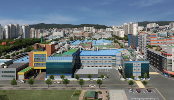 연성회로기판(FPCB) 전문기업 비에이치는 올해 3분기 매출액이 3337억원으로 전년 동기대비 41.3% 증가했다. 영업이익은 437억원으로 44.1% 늘어났다. 내년 매출 1조원 돌파 전망으로 주가가 다시 52주 최고가를 넘어 신고가 행진을 이어갈 수 있을지 주목된다. 사진은 인천광역시 부평구에 있는 비에이치 본사. [사진 출처= 비에이치]