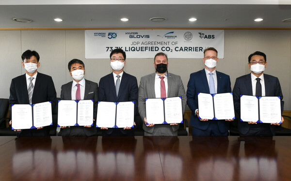 한국조선해양과 현대중공업은 최근 현대글로비스, 지마린서비스, 미국선급협회(ABS), 마샬아일랜드기국과 함께 7만4000㎥급 초대형 액화 이산화탄소운반선에 대한 공동개발프로젝트(Joint Development Project) 협약을 체결했다고 6일 밝혔다. 사진은 협약식 장면. [사진제공=현대중공업그룹]
