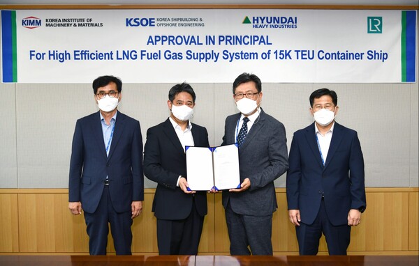 한국조선해양과 현대중공업은 최근 차세대 LNG 연료공급시스템인 Hi-eGAS(Hyundai High Efficient Gas Supply System)를 개발하고, 노르웨이선급(DNV)과 영국선급(LR)으로부터 기본설계 인증(AIP)을 받았다고 23일 밝혔다. 사진은 인증 수여식 장면. [사진제공=현대중공업그룹]