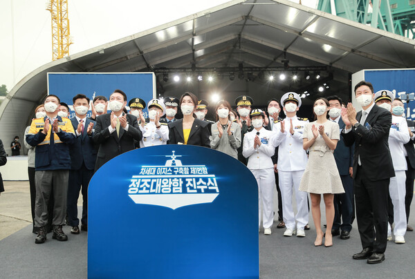 현대중공업은 28일 울산 본사에서 윤석열 대통령과 부인 김건희 여사, 이종호 해군참모총장, 엄동환 방위사업청장, HD현대 및 현대중공업의 권오갑 회장, 한영석 부회장, 정기선 사장, 이상균 사장 등이 참석한 가운데, ‘8200톤급 한국형 이지스 구축함(KDX-Ⅲ Batch-Ⅱ) 선도함’의 진수식을 가졌다. [사진제공=현대중공업]