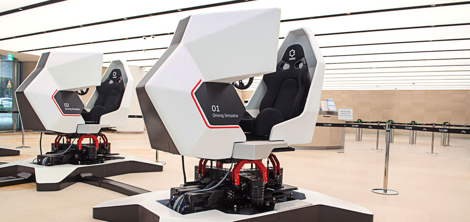 1993년 설립된 모델솔루션은 전방산업 제품 개발 단계에 필수적인 디자인 프로토타입, 기능성 프로토타입, 사출성형 프로토타입과 소량 양산 서비스를 제공하고 있다. 사진은 모델솔루션의 제품 중 하나인 '드라이빙 시뮬레이터'. [사진출처=모델솔루션]