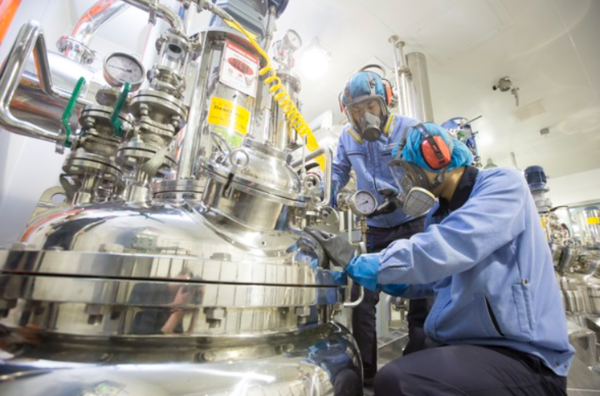 원료의약품 위탁개발생산(CDMO) 기업 에스티팜은 올해 2분기 연결기준 매출액이 511억원으로 전년 동기대비 26.7% 증가했다. 영업이익은 35억원으로  27.5% 감소했다. 사진은 에스티팜 연구원들이 바이오리액터를 점검하고 있다. [사진 출처= 에스티팜]