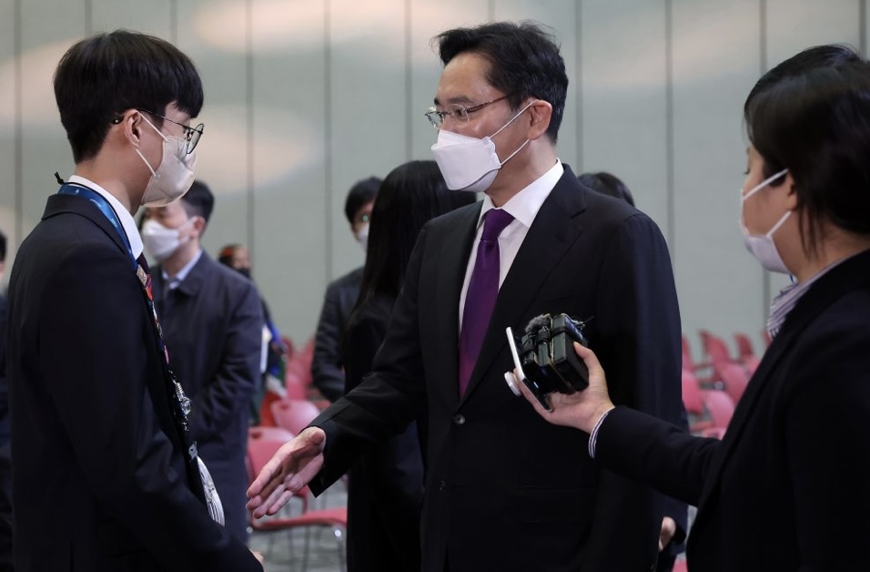 18일 한국CXO연구소는 ‘삼성 이재용, 회장 승진 최선일까’ 보고서를 통해 이재용 삼성전자 부회장이 빠른 시일 내 회장으로 승진하긴 어렵다고 밝혔다. 사진은 이재용 부회장이 지난 17일 경기도 고양시 킨텍스에서 열린 ‘2022 국제기능올림픽 특별대회 고양’ 폐회식 행사장에서 대한민국 국가대표 선수단을 격려하는 모습. [사진출처=삼성전자]