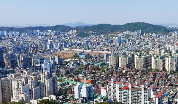 최근 금리인상으로 집값 하락이 지속되면서 우리나라도 일본처럼 자산 버블붕괴에 맞닥뜨릴 것이라는 전망이 나오기 시작했다. 사진은 서울 은평구 일대. [사진=데일리인베스트DB]