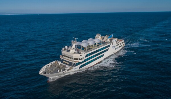 현대중공업그룹은 최근 산업통상자원부, 한국산업기술진흥원, 울산시, 울산정보산업진흥원과 협력해 친환경‧고성능 전기추진솔루션(Hi-EPS)을 탑재한 ‘ICT융합 전기추진 스마트선박’을 성공적으로 건조, 29일 명명식을 개최했다고 밝혔다. 사진은 ‘ICT융합 전기추진 스마트선박’의 시운전 모습. [사진제공=현대중공업그룹]