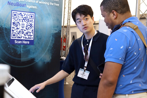 HD현대의 선박 자율운항 전문회사인 아비커스(Avikus)는 세계 최대 규모의 보트쇼인 ‘마이애미 국제 보트쇼(Miami International Boat Show)’에 참가해 선박 자율운항 분야에서 차별화된 기술력을 선보였다고 19일 밝혔다. 사진은 아비커스 관계자가 전시부스에서 관람객을 대상으로 레저보트 자율운항 솔루션 ‘뉴보트(NeuBoat)’를 소개하고 있는 모습. [사진제공=아비커스]