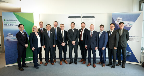 HD한국조선해양은 독일 HD유럽연구센터를 중심으로 향후 5년간 1500만유로(약 220억원)를 투자하겠다고 28일 밝혔다. 사진은 지난 4월24일(현지시간) 독일 뒤셀도르프에서 진행한 HD유럽연구센터 법인 개소식 모습. 왼쪽 네번째부터 주독일대한민국대사관 허승재 총영사, NRW글로벌무역투자진흥공사 펠릭스 노이가르트(Felix Neugart) CEO, 아헨공대 추진시스템연구소 야콥 얀더트(Jakob Andert) 교수, HD한국조선해양 김성준 미래기술연구원장 겸 HD유럽연구센터 법인장, 율리히연구센터 피터 얀센(Peter Jansens) 이사. [사진제공=HD한국조선해양]