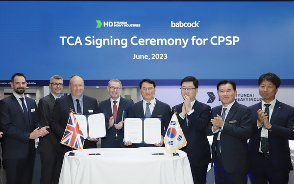 HD현대중공업은 7일 부산 벡스코에서 개최된 국제해양방위산업전(MADEX 2023)에서 밥콕 캐나다(Babcock Canada)와 ‘캐나다 수출용 잠수함 사업을 위한 기술협력합의서(TCA)’를 체결했다고 밝혔다. 사진은 한영석 HD현대중공업 부회장(왼쪽부터 다섯번째)과 존 하위(John Howie, 왼쪽부터 세번째) 밥콕 최고기업업무 책임자 등이 기술협력합의서(TCA)에 서명한 후 기념촬영을 하고 있는 모습. [사진제공=HD현대중공업]