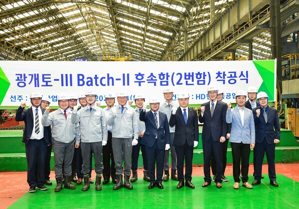 HD현대중공업은 4일 울산 본사에서 한영석 부회장을 비롯해 방위사업청, 국방기술품질원 관계자 등이 참석한 가운데 차세대 이지스 구축함 2번함의 착공식을 가졌다. 착공식은 함정 건조의 첫 공정으로 선체에 쓰이는 철판을 절단하는 행사이다. [사진제공=HD현대중공업]