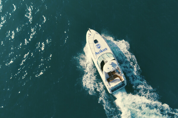 HD현대의 선박 자율운항 전문회사인 아비커스(Avikus)가 유럽 최대 보트쇼를 통해 ‘뉴보트 도크(NeuBoat Dock)’를 공식 출시하고, 레저보트용 자율운항시스템 시장에 본격 진출한다. 사진은 아비커스의 자율운항스시템이 설치된 레저용 보트 사진. [사진제공=HD한국조선해양]