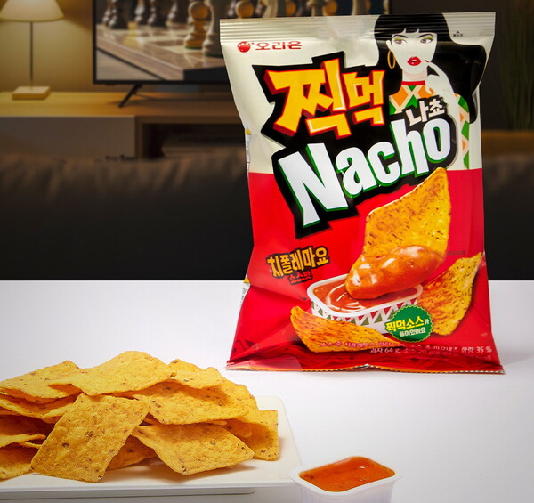 오리온은 나쵸칩과 소스를 함께 즐길 수 있는 ‘찍먹 나쵸 치폴레마요소스맛’(사진)을 출시했다고 14일 밝혔다. [사진제공=오리온]