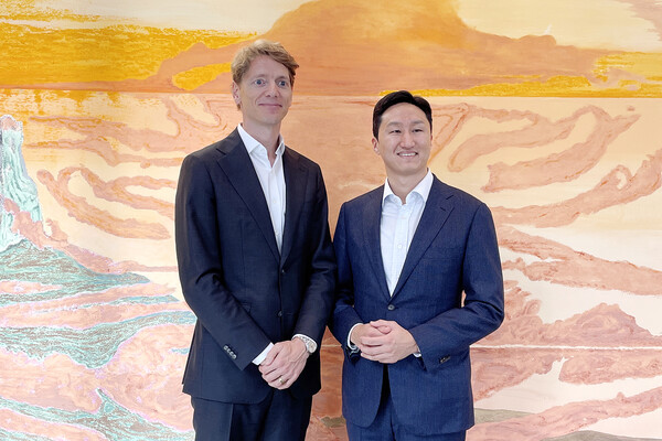 정기선 HD현대 사장은 지난 13일 덴마크 코펜하겐에 위치한 머스크 본사에서 로버트 머스크 우글라 의장과 만나 환담을 나눴다. [사진제공=HD현대]