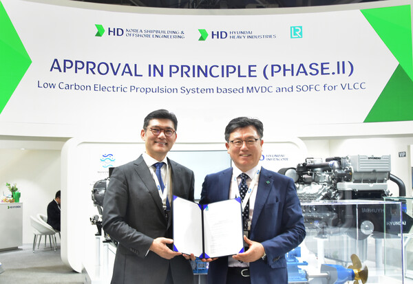 HD한국조선해양과 HD현대중공업이 최근 ‘국제조선 및 해양산업전(KOMARINE 2023)’에서 영국 로이드선급(LR)로부터 ‘고압직류전력계통(MVDC)과 대용량 연료전지(SOFC) 기반의 초대형원유운반선(VLCC)용 저탄소 전기추진시스템(Phase. II)’에 관한 기본설계인증(AIP)을 획득했다. 사진 왼쪽부터 HD한국조선해양 김성준 미래기술연구원장, 로이드선급 김영두 극동아시아 기술총괄 부사장. [사진제공=HD한국조선해양]