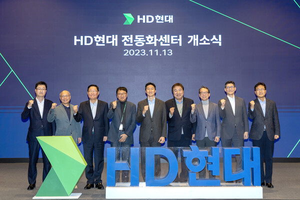 HD현대는 13일 경기도 성남시 HD현대 글로벌R&D센터(GRC)에서 전동화센터 개소식을 가졌다. 사진 오른쪽 다섯 번째부터 왼쪽으로 정기선 HD현대 부회장, 설승기 전동화센터 기술자문위원. [사진제공=HD현대]