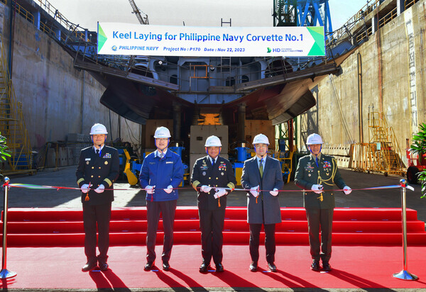 HD현대중공업은 22일 울산 조선소에서 한국과 필리핀 양국의 해군 및 방산 관계자들이 참석한 가운데, 3200톤급 필리핀 초계함 1번함의 기공식을 진행했다고 밝혔다. 사진 왼쪽 두 번째 주원호 HD현대중공업 특수선사업본부장, 왼쪽 세 번째 토리비오 두리나얀 아다시 주니어 필리핀 해군참모총장. [사진제공=HD한국조선해양]