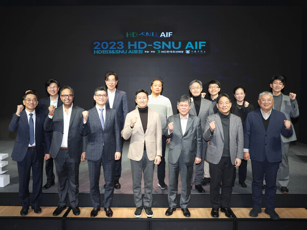 HD현대는 30일 서울대학교와 공동으로 AI 분야 산학연 포럼인 ‘HD현대&SNU AI 포럼’을 개최했다고 밝혔다. 첫 번째 줄 왼쪽에서 네 번째 정기선 HD현대 부회장, 다섯 번째 홍유석 서울대학교 공대학장. [사진제공=HD현대]