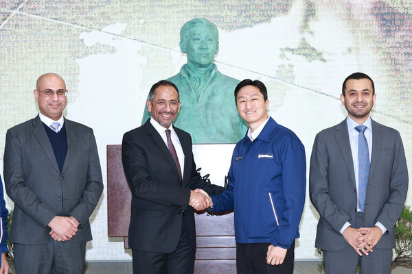 정기선 부회장은 13일 HD현대중공업 울산 본사에서 사우디 반다르 이브라힘 알코라이예프(H.E. Bandar Ibrahim Alkhorayef) 산업광물자원부 장관과 사우디 산업개발기금(SIDF) CEO인 술탄 빈 칼리드 알사우드(H.H. Sultan Bin Khalid Al Saud) 왕자를 만났다. 사진은 울산 HD현대중공업 내 정주영 창업자 흉상 앞에서 기념촬영을 하는 모습. 왼쪽 첫 번째부터 사드 알 칼브 사우디 수출입은행 CEO, 반다르 이브라힘 알코라이예프 장관, HD현대 정기선 부회장, 술탄 빈 칼리드 알사우드 사우디 산업개발기금 CEO. [사진제공=HD현대]