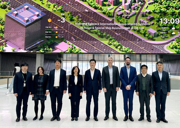 HD현대중공업 주원호 특수선사업대표(왼쪽 다섯 번째)와 밥콕 미션시스템 사업 닐 마이젤 최고기업업무책임자(오른쪽 네 번째) 등 양사 관계자들이 최근 경기도 성남의 HD현대 글로벌R&D센터에서 협력 방안을 논의했다. [사진제공=HD현대중공업]