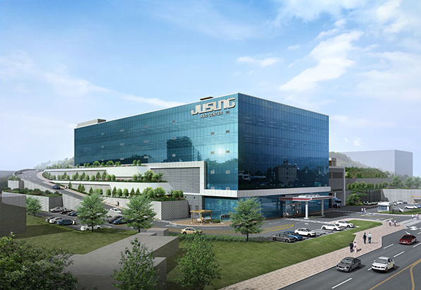 주성엔지니어링은 최근 두 가지 이슈로 주목받았다. 하나는 최규옥 전(前) 오스템임플란트 회장의 지분 매입이고 황철주 주성엔지니어링 대표의 외아들인 황은석씨가 기업 분할로 신설되는 주성엔지니어링의 대표를 맡을 것이라고 점이다. 사진은 주성엔지니어링의 용인 R&D센터. [사진출처=주성엔지니어링 홈페이지]