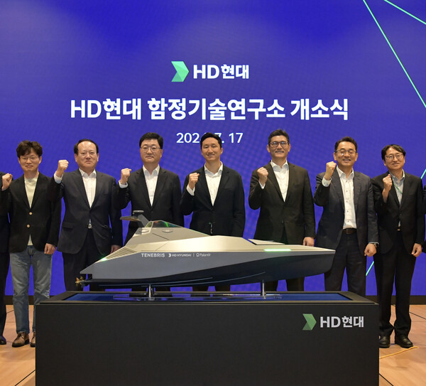 HD현대는 17일 판교 HD현대 글로벌R&D센터에서 ‘함정기술연구소 개소식’을 가졌다. 사진 왼쪽부터 임도형 아비커스 대표, 김종배 HD현대중공업 부사장, 주원호 HD현대중공업 특수선사업부 대표, 정기선 HD현대 부회장, 김성준 HD한국조선해양 대표, 장광필 HD한국조선해양 미래기술연구원장, 설승기 HD현대 기술자문. [사진제공=HD현대]