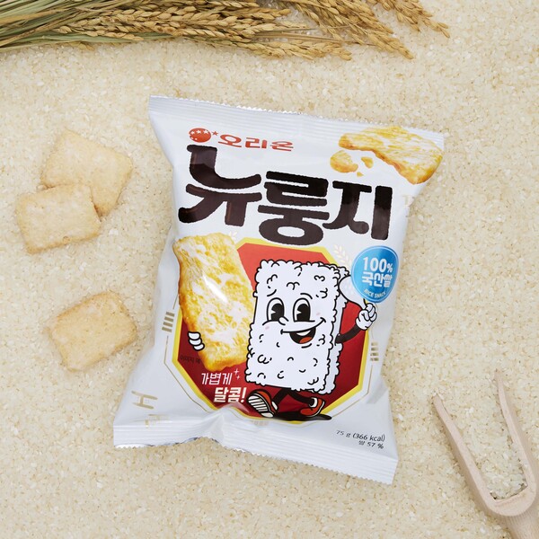  오리온은 100% 국산 쌀로 만든 쌀과자 ‘뉴룽지’(사진)를 출시했다고 18일 밝혔다. [사진제공=오리온]