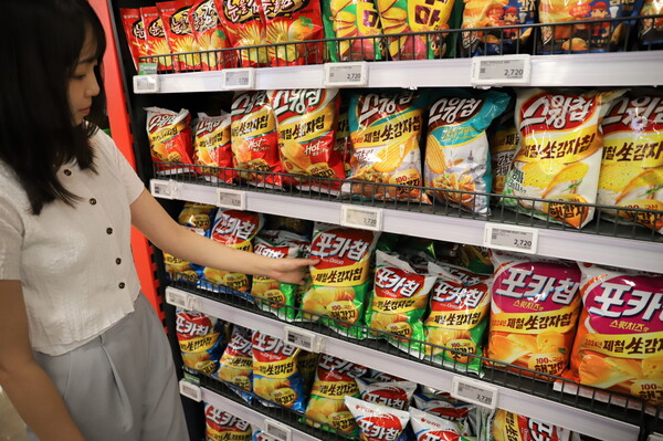 오리온은 올해 ‘포카칩’·‘스윙칩’(사진) 등 생감자칩 판매량이 2015년 이후 역대 최고치를 기록했다고 8일 밝혔다. [사진제공=오리온]