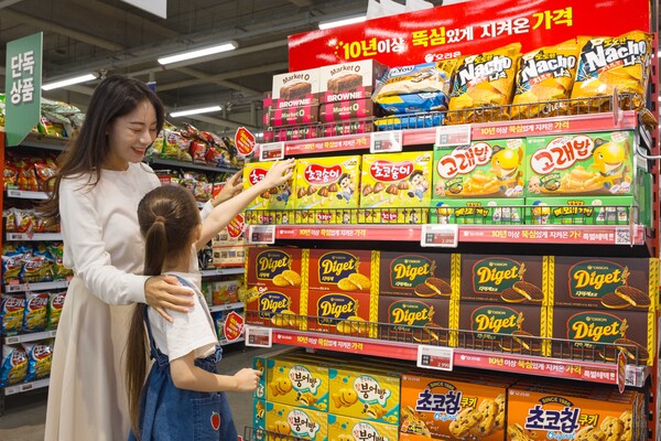 오리온이 고물가 속 소비자 가격 부담을 덜어드리기 위해 10년 넘게 가격을 올리지 않은 브랜드 22개 중 고래밥, 초코송이, 촉촉한초코칩, 브라우니, 다이제 등 주요 제품을 할인 판매한다. 이번 주 주요 할인점을 시작으로 9월에 슈퍼마켓, 일부 온라인 판매처에서 순차적으로 행사를 진행할 예정이다. 촬영장소는 홈플러스 메가푸드마켓 강서점. [사진제공=오리온]